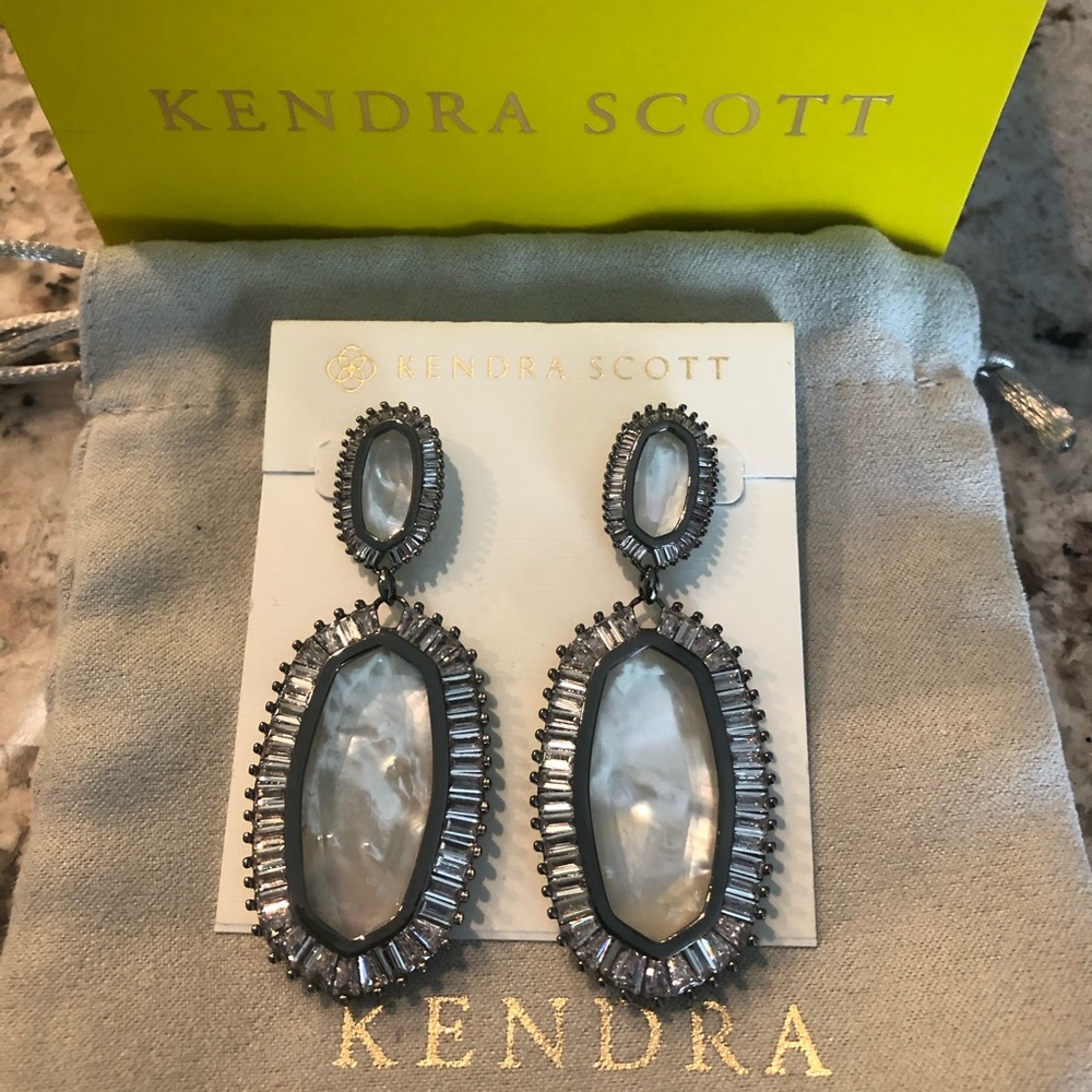 NWOT Kendra Scott Kaki Mother of Pearl Earrings